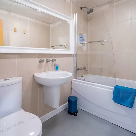 Central Townhouse With Double Terrace And Free Parking هاروغايت