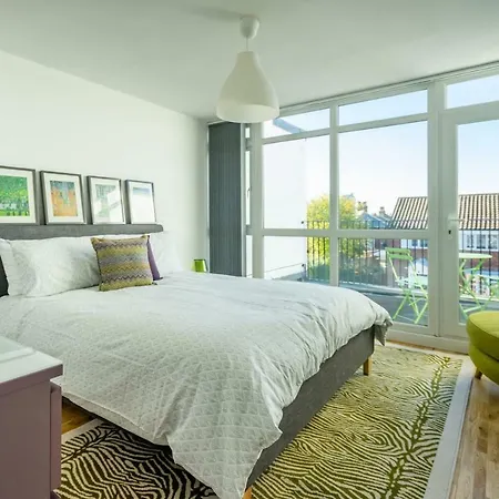 Central Townhouse With Double Terrace And Free Parking بيت للعطل هاروغايت